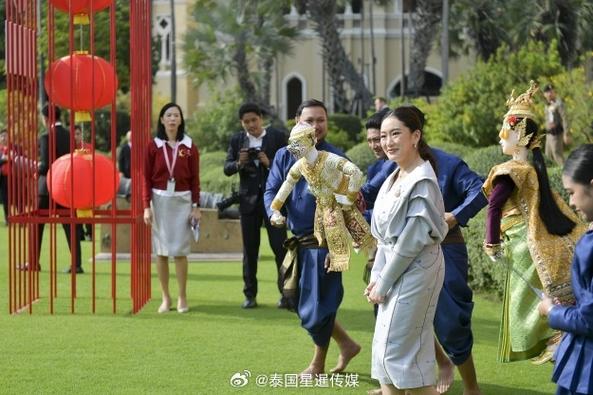 队友紧密合